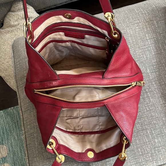 Michael Kors Raven Large leather shoulder bag in maroon color - Picture 7 of 16